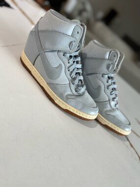 Iconic Nike Women’s Sky Hi Dunks, Hidden Wedge Sneakers, Size 7.5, 644877-301